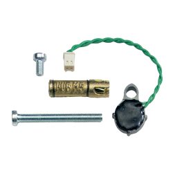 Ein Satz von mechanischen Teilen, darunter zwei Schrauben, eine metallische Manschette mit der Aufschrift 'HUB M5', ein grünes Kabel mit einem weißen Stecker und ein schwarzes, rundes Bauteil mit einer Lasche.