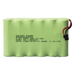 Ein grüner Ni-MH-Akku mit einer Nennspannung von 7,2 V und einer Kapazität von 8300 mAh, hergestellt von Golden Power, mit einem Datumscode von 2015-01 und einem schwarzen und roten Anschlusskabel an der Seite.