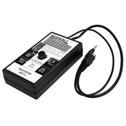 Ein elektronisches Testgerät mit der Aufschrift "Redwall", das über ein Bedienfeld mit Einstellreglern und einem angeschlossenen Kabel mit Stecker verfügt.