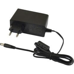 Ein schwarzes Netzteil mit Eurostecker, inklusive eines langen Kabels mit einem zylindrischen Stecker am Ende.