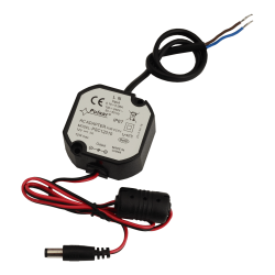 Ein schwarzes AC-Adaptergehäuse der Marke Pulsar, Modell PSC12010, vorgesehen für CCTV-Anwendungen, mit technischen Angaben wie 12V und 1A Ausgang sowie IP67-Schutzniveau. Eine schwarze und eine rote Anschlussleitung sind zu sehen, letztere endet in einem Zylinderstecker.