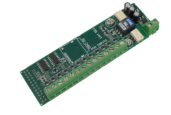 Ein grünes elektronisches Schaltungsmodul mit einem langen Anschlussblock und mehreren elektronischen Komponenten, darunter Kondensatoren und ein SD-Kartensteckplatz, ist sichtbar.