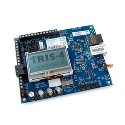 Eine blaue elektronische Leiterplatte mit einem Display, das "IRIS-4 by ADDSECURE" anzeigt und verschiedenen elektronischen Bauteilen wie Ports, Kondensatoren und einem Antennenanschluss.