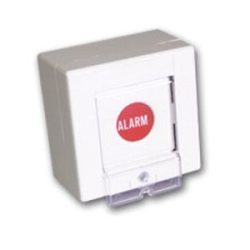 Ein rechteckiger weißer Alarmknopf mit rotem Kreis und der Aufschrift "ALARM" in der Mitte, geschützt durch eine transparente Plastikabdeckung.