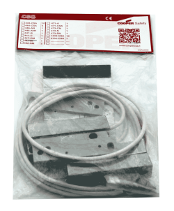Verpacktes Ersatzteilset von Cooper Safety mit Kabel und Kleinteilen erkennbar durch die transparente Plastikverpackung.