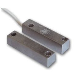 Zwei magnetische Türsensoren aus Metall mit Kabelanschluss und Schraubbefestigungslöchern.