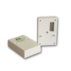 Zwei weiße rechteckige Gehäuse, eines davon geöffnet, mit einem elektronischen Schaltkreismuster im Inneren.