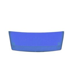 Eine blaue, leicht gebogene Kunststoffscheibe, vermutlich ein Ersatzteil oder ein Schutzschild.