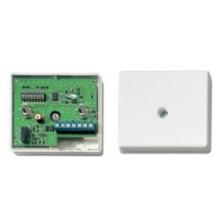 Zwei Gehäuse einer elektronischen Platine: Links eine offene Box mit sichtbaren Schaltkreisen und Bauelementen; rechts eine geschlossene Box mit glatter weißer Abdeckung.