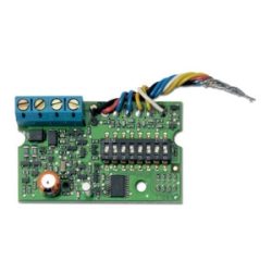 Nahaufnahme einer grünen Leiterplatte mit verschiedenen elektronischen Komponenten, darunter Chips, Widerstände und bunte Drähte, auf weißem Hintergrund.