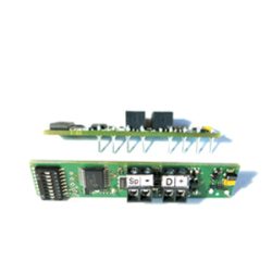 Zwei grüne elektronische Platinen mit sichtbaren Chips, Steckverbindern und elektronischen Bauteilen, vor einem weißen Hintergrund.