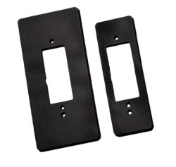 Zwei schwarze Lichtschalterabdeckungen in unterschiedlicher Größe, aus einem rechteckigen Material mit glatter Oberfläche und Ausschnitten für Schalter und Schrauben.