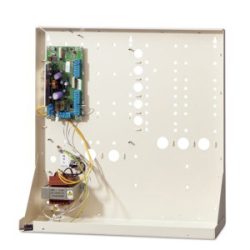 Leeres Metallgehäuse mit einer montierten Leiterplatte und mehreren Drähten, vermutlich für eine elektronische Steuerung oder ein Alarmsystem.