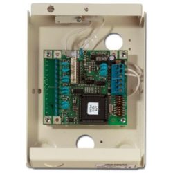 Elektronische Schaltkarte in einem geöffneten Metallgehäuse mit mehreren Anschlüssen und einem großen zentralen Mikrochip.