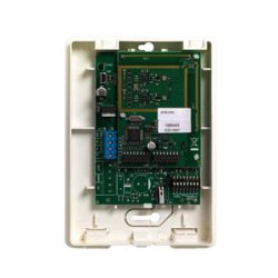 Offene Gehäuseschale mit einer grünen Leiterplatte, die verschiedene elektronische Komponenten und Anschlüsse enthält, auf einem weißen Hintergrund.