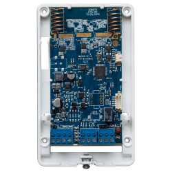 Nahaufnahme einer blauen Leiterplatte mit verschiedenen elektronischen Komponenten wie Kondensatoren, integrierten Schaltkreisen und Anschlussklemmen in einem weißen Kunststoffrahmen.