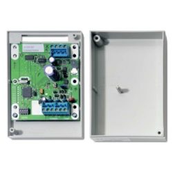 Offenes Gehäuse mit einer grünen Leiterplatte, die Elektronikkomponenten und Steckverbinder enthält, daneben der abgenommene Gehäusedeckel.