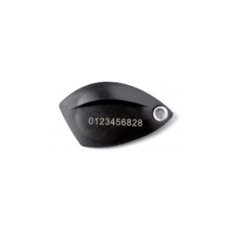 Ein schwarzer, blattförmiger RFID-Schlüsselanhänger mit der Nummer 0123456828 und einem kleinen Metallring an einem Ende.