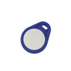 Ein blauer RFID-Schlüsselanhänger mit einem runden Metallbereich in der Mitte.