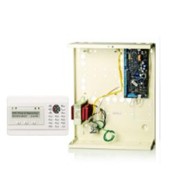 Ein elektronisches Steuergerät in einem Metallkasten mit offenen Kabeln und einer daneben stehenden digitalen Anzeige mit Tastenfeld.