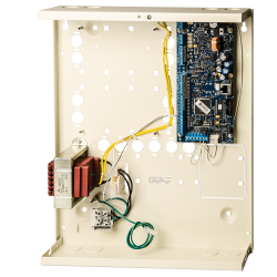Ein offenes elektrisches Schaltkasten mit einer Leiterplatte rechts montiert, umgeben von verschiedenen Kabeln in Gelb, Schwarz, und Grün. Links ist ein großer Transformator sichtbar, der an der Innenseite des Kastens angebracht ist.