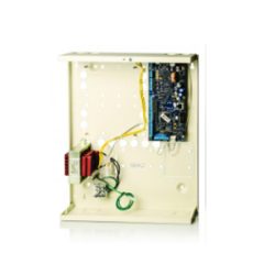 Geöffnetes Metallgehäuse eines elektronischen Geräts mit sichtbaren Kabeln und Schaltkreisplatine.