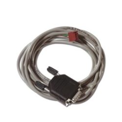 Ein zusammengerolltes graues Kabel mit einem schwarzen Adapterstecker und einem roten Anschluss am Ende.