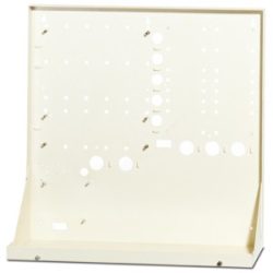 Eine beige Metallhalterung mit mehreren runden und ovalen Aussparungen, die zur Montage elektronischer Komponenten geeignet ist.