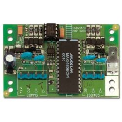 Eine grüne Leiterplatte mit dem Chip "MAX1480BCPI" in der Mitte, umgeben von mehreren elektronischen Bauteilen wie Kondensatoren und Widerständen.