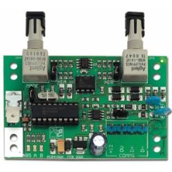 Elektronische Leiterplatte mit mehreren Komponenten, darunter zwei Steckverbinder und verschiedene kleine Chips und Widerstände auf einer grünen Platine.