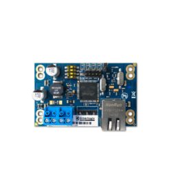 Ein blaues Entwicklerboard mit mehreren elektronischen Bauteilen, darunter ein Ethernet-Anschluss, Widerstände und ICs auf einer Leiterplatte.