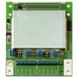 Eine grüne elektronische Leiterplatte mit verschiedenen Komponenten, einschließlich blauer Jumper, Steckerleisten und einer großen quadratischen zentralen Komponente. Die Anschlüsse sind als "Printer Port" und "Computer Port" gekennzeichnet.