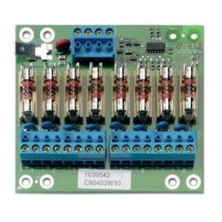 Ein elektronisches Relaismodul mit mehreren blauen Steckklemmen und Glasröhren-Sicherungen auf einer grünen Platine.