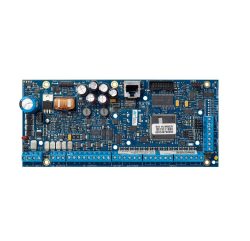 Eine blaue Leiterplatte mit verschiedenen elektronischen Komponenten wie Kondensatoren, Widerständen und Anschlussklemmen auf einer weißen Hintergrundfläche.