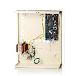 Offenes Gehäuse mit elektronischen Komponenten, einschließlich einer Leiterplatte und Transformator, an der Innenseite befestigt.