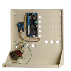 Ein offenes elektrisches Schaltschrankgehäuse mit einer montierten Leiterplatte, mehreren Kabeln und einem Transformator im Inneren.