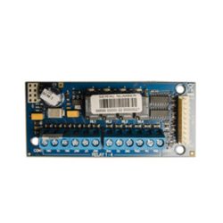 Ein elektronisches Relaismodul mit blauer Leiterplatte und mehreren Anschlüssen und Komponenten, darunter ein großer weißer Chip mit Barcode und Seriennummer.