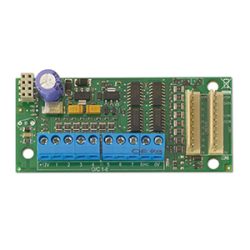 Eine elektronische Leiterplatte mit mehreren Anschlüssen, einem blauen Terminalblock und verschiedenen elektronischen Komponenten, darunter ein Kondensator und integrierte Schaltkreise.