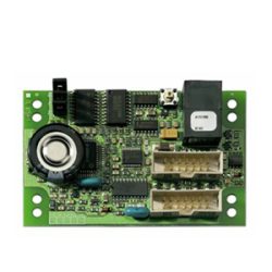 Grüne Leiterplatte mit verschiedenen elektronischen Komponenten, darunter ein großer runder Knopf, zwei rechteckige Anschlüsse und mehrere ICs, Kondensatoren und Widerstände.