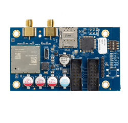 Nahaufnahme einer Elektronikplatine mit verschiedenen Komponenten, einschließlich eines Chips mit der Aufschrift "Sierra Wireless", Steckverbindern und Kondensatoren auf einer blauen Leiterplatte montiert.