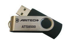 Ein USB-Stick mit der Aufschrift "ARITECH ATS8500" auf einem Metallelement mit Rotationsgelenk, das einen schwarzen Kunststoffkörper umschließt.