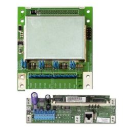 Zwei elektronische Leiterplatten, die obere mit einem großen rechteckigen Displayscreen und die untere mit diversen Anschlüssen und einem violetten Kondensator.
