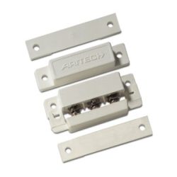 Ein weißer Magnetschalter mit der Aufschrift "ARITECH", bestehend aus zwei rechteckigen Teilen mit Bohrlöchern zur Befestigung.