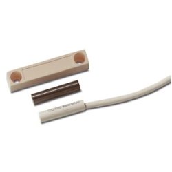 Ein Magnetsensor-Set mit einem rechteckigen, beigen Gehäuse mit zwei Schraublöchern, einem zylindrischen Magneten und einem Kabel mit beigefarbener Ummantelung.
