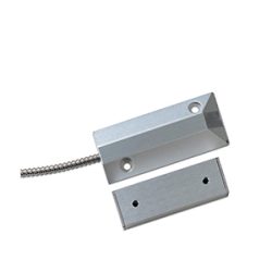 Ein metallischer Magnetkontakt für Türsicherungen, bestehend aus zwei rechteckigen Gehäusen, wobei eines mit einem Kabel verbunden ist.