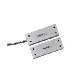 Zwei rechteckige Metallsensoren der Marke Aritech mit jeweils vier Befestigungslöchern und einem Kabelanschluss.