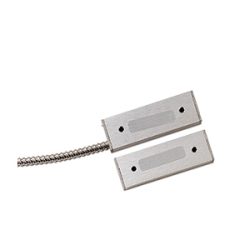 Zwei rechteckige Metallbauteile mit Bohrlöchern, verbunden durch ein flexibles Kabel.