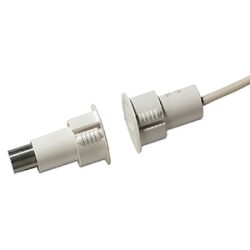 Ein weißer Magnetschalter mit zwei zylinderförmigen Komponenten und einem Kabel, das an eine der Komponenten angeschlossen ist.