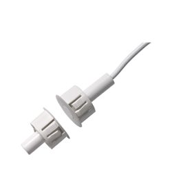 Weißer Kunststoff-Stecker mit einem aufsteckbaren männlichen und weiblichen Anschluss, verbunden durch ein dünnes Kabel.