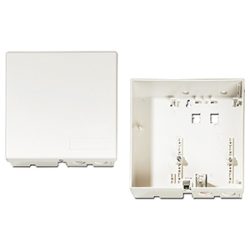 Zwei weiße Kunststoff-Abdeckungen für Elektroinstallationen, eine geschlossen und die andere offen, zeigen die Innenstruktur mit Befestigungsclips und Öffnungen für Kabel.